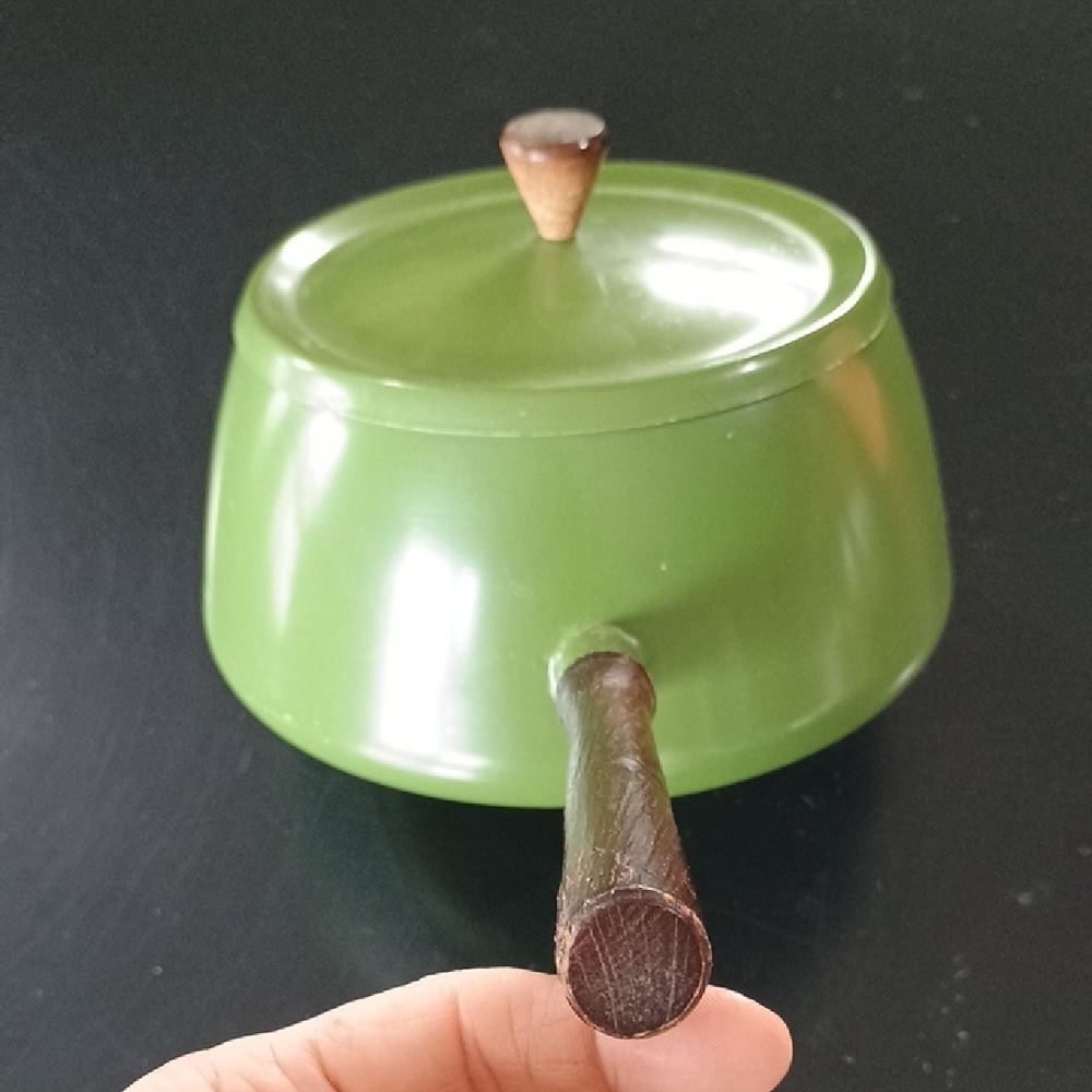 Elegant Vintage Green Aluminum Cookware with Wooden Handle Retro Decor - Picture 9 of 10
